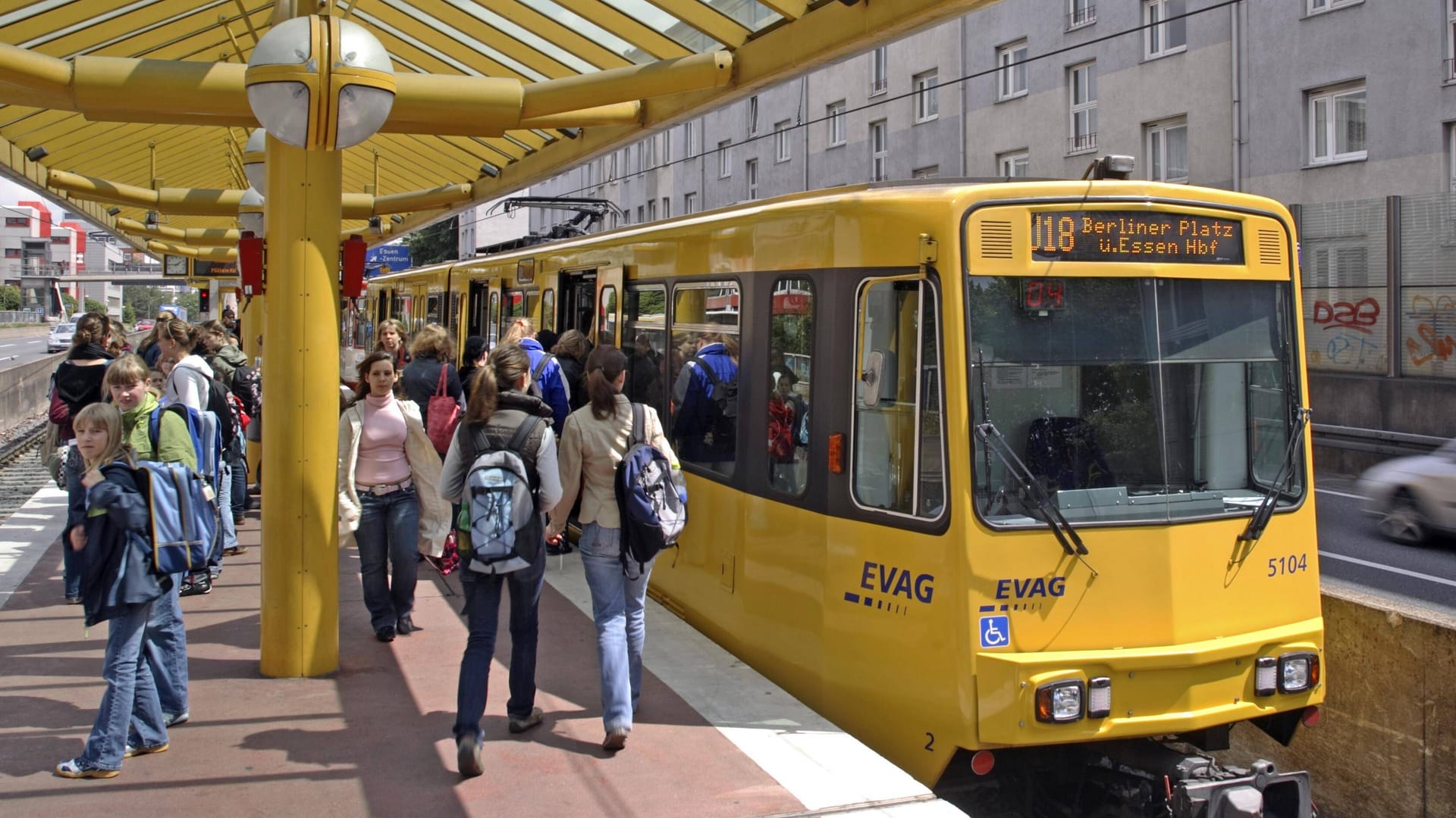 Essen (Archivbild): Stadtbahn-Haltestelle auf der A40 in der Innenstadt.