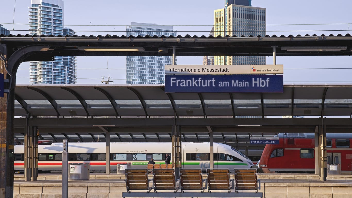 Ein waghalsiges Manöver am Frankfurter Hauptbahnhof endet desaströs für einen Mann.