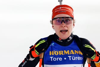 Janina Hettich-Walz jubelt: Die Deutsche holte bei der Biathlon-WM überraschend Silber.