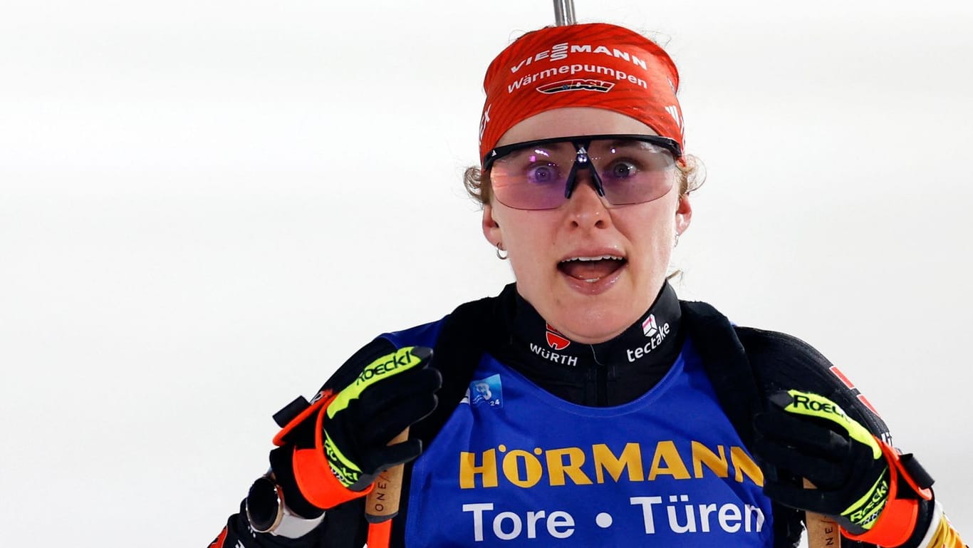 Janina Hettich-Walz jubelt: Die Deutsche holte bei der Biathlon-WM überraschend Silber.