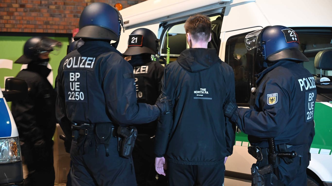 Polizisten halten einen HSV-Fan fest: Nach einer Kontrollaktion in Bergedorf gibt es harte Kritik am Vorgehen.