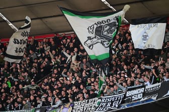 Die Fans von Borussia Mönchengladbach beim Auswärtsspiel in München.