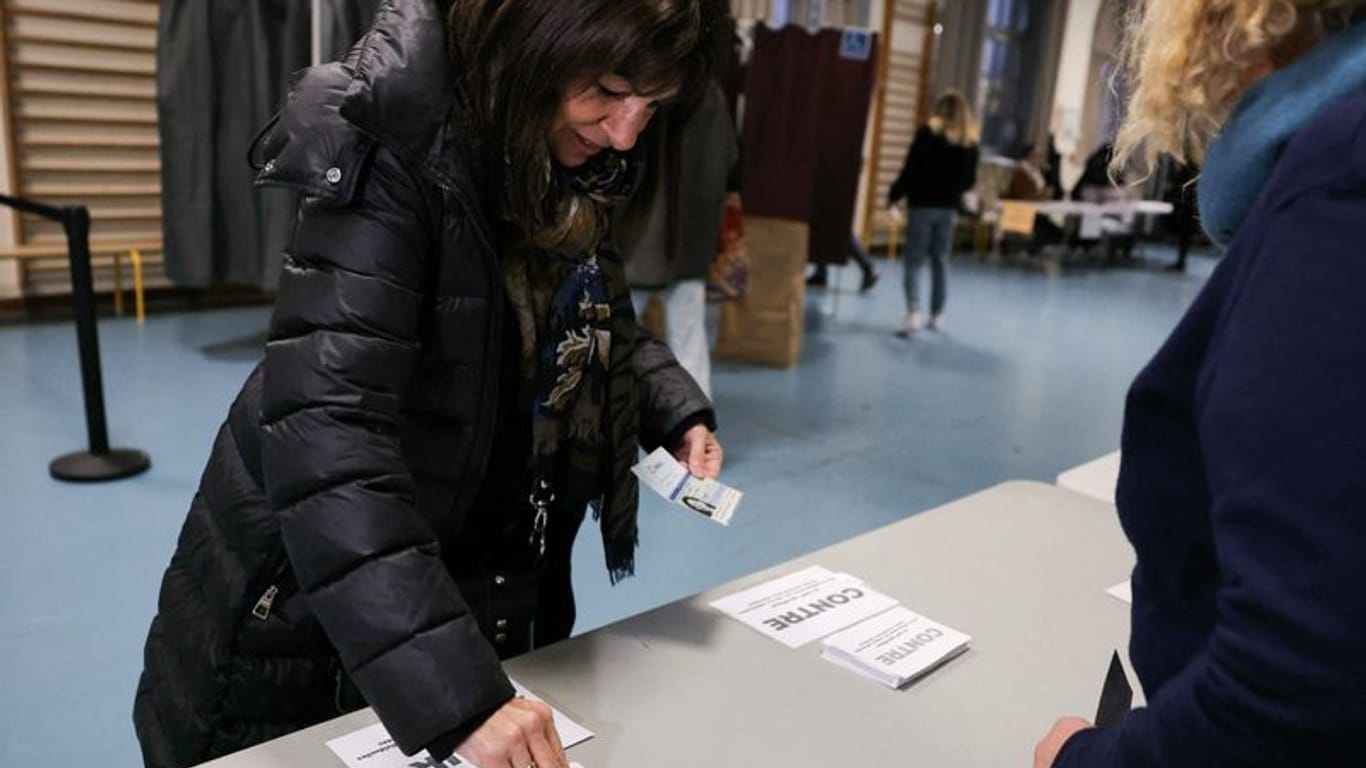 Die Pariser Bürgermeisterin Anne Hidalgo in einem Wahllokal.