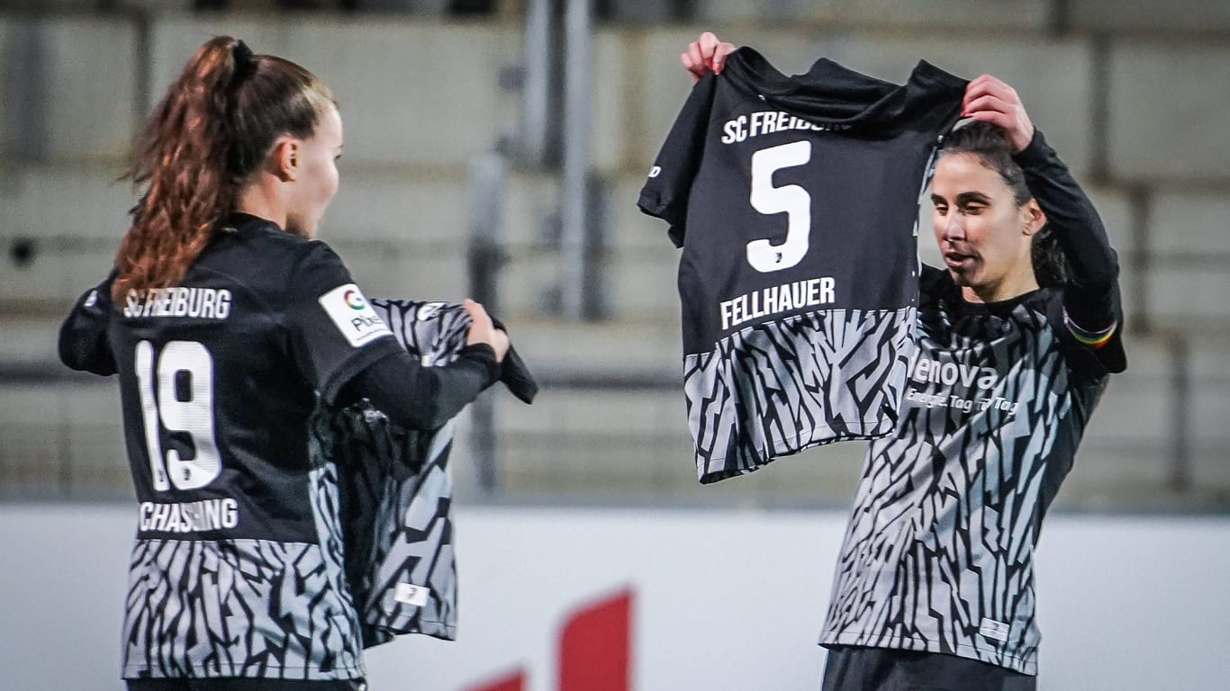 Im November zeigten Freiburger Spielerinnen das Trikot ihrer verletzten Teamkameradin in die Luft.