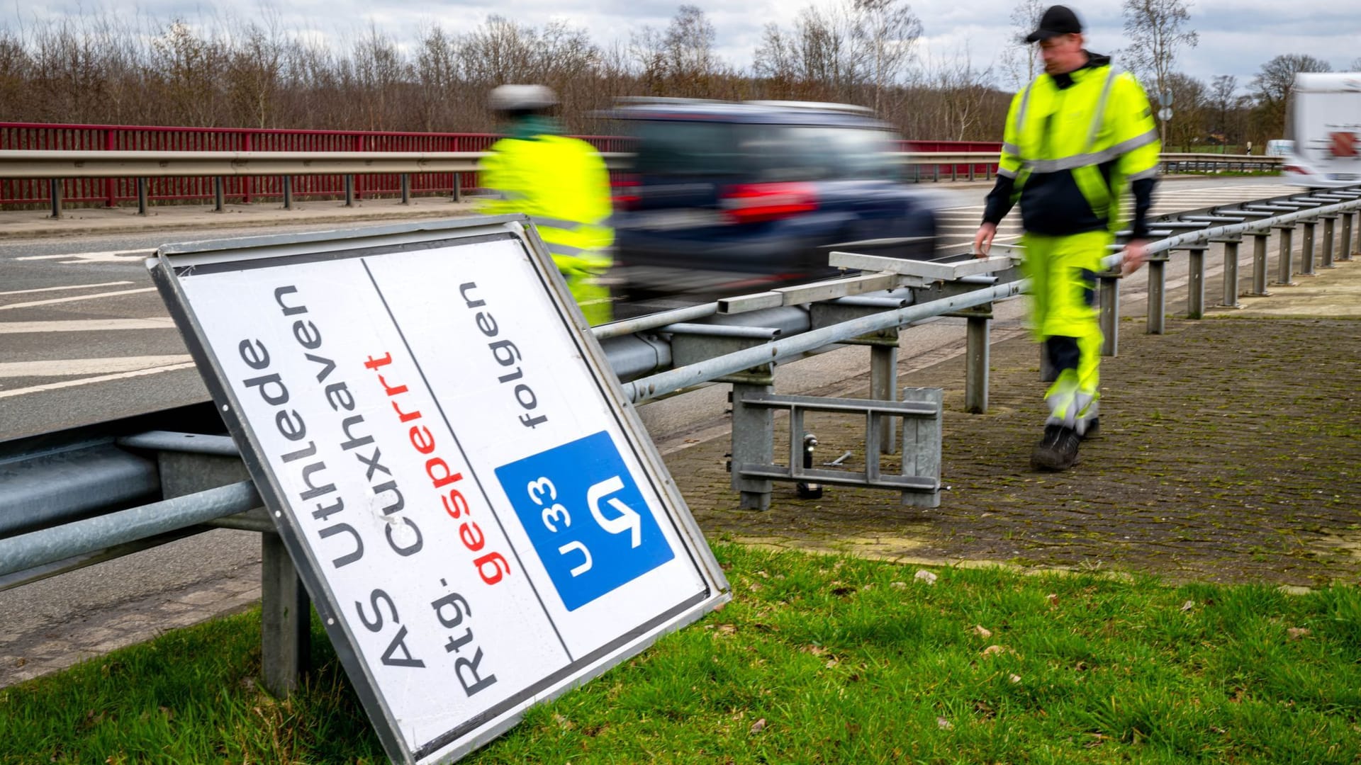 Auf der A27 geht vorerst nichts mehr: Die Strecke bleibt voraussichtlich rund vier Wochen gesperrt.