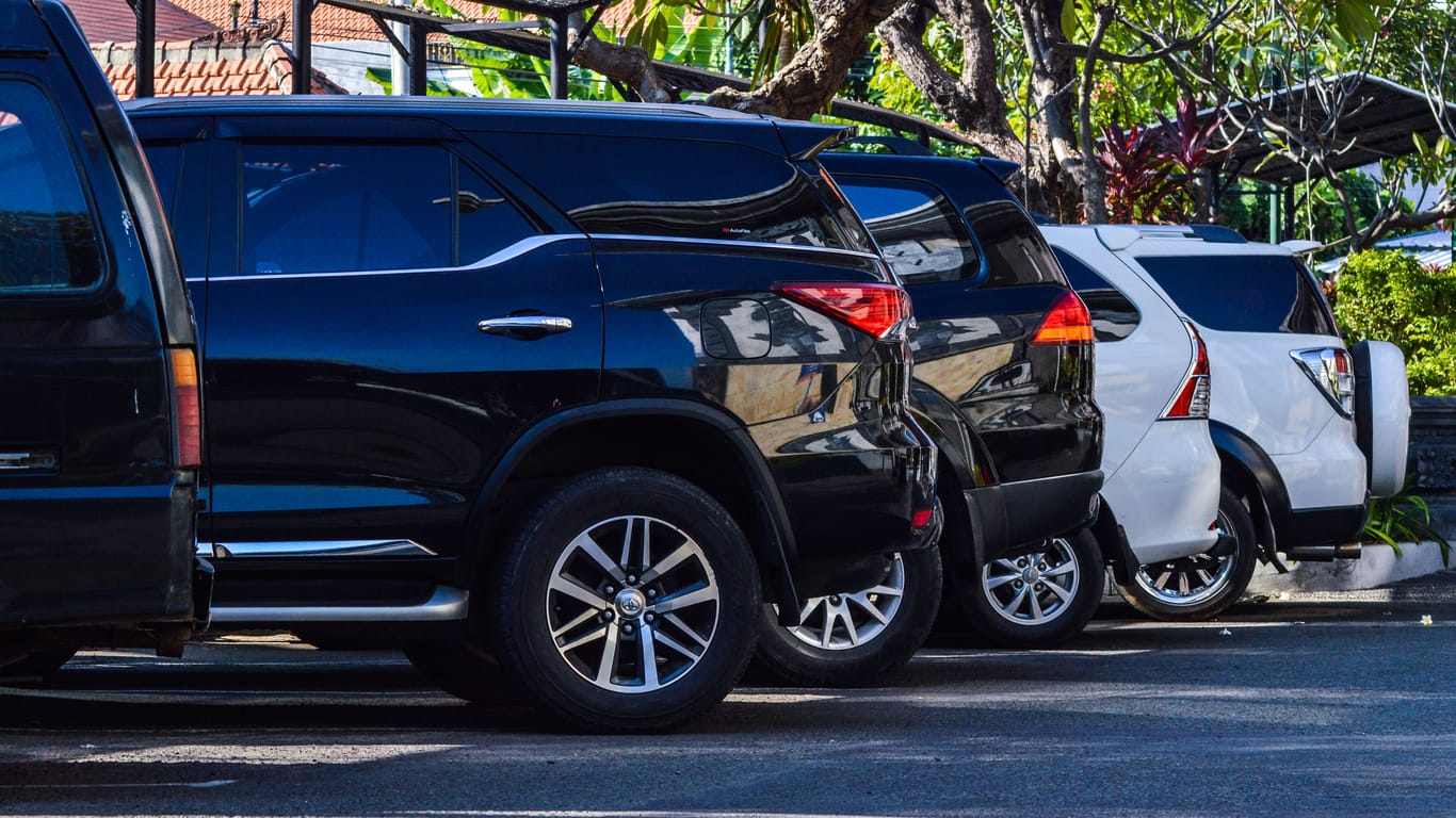 Mehrere SUV parken in einer Reihe: Viele wollen die schweren Geländewagen nicht mehr in Innenstädten haben.