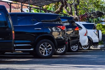 Mehrere SUV parken in einer Reihe: Viele wollen die schweren Geländewagen nicht mehr in Innenstädten haben.