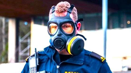 Polizist mit Gasmaske: In Schweden gab es einen Gasaustritt beim Inlandsgeheimdienst.