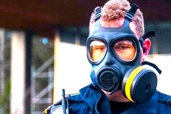 Polizist mit Gasmaske: In Schweden gab es einen Gasaustritt beim Inlandsgeheimdienst.