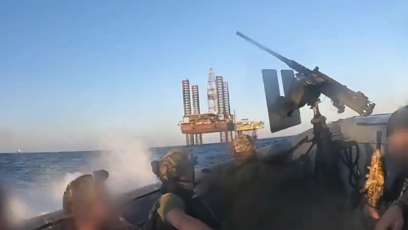 Ukrainische Soldaten eroberten in Booten die Boiko-Bohrinseln im Schwarzen Meer.