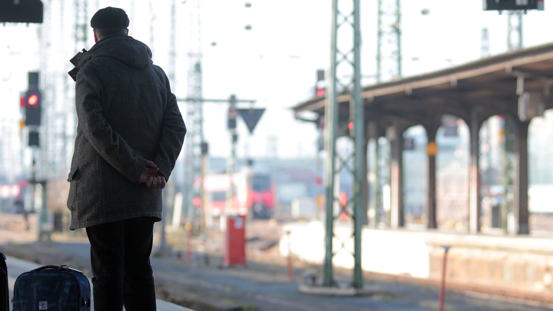 Reisender am Hauptbahnhof Frankfurt (Symbolbild): Die Stadt hält einen traurigen Spitzenwert in Deutschland.