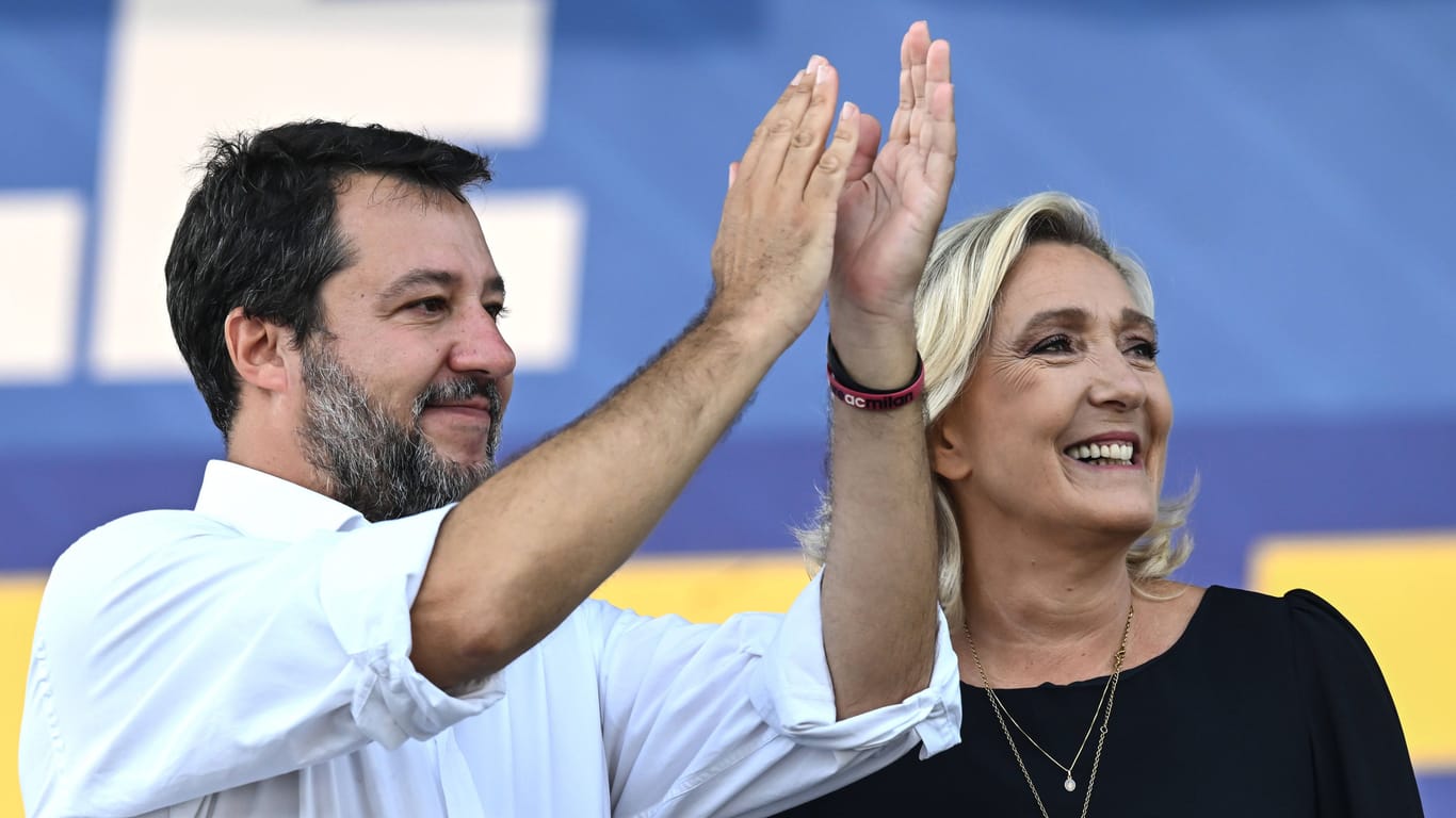 Matteo Salvini (l) und Marine Le Pen: Die beiden Spitzenpolitiker aus Italien und Frankreich arbeiten in der ID-Fraktion im EU-Parlament zusammen.