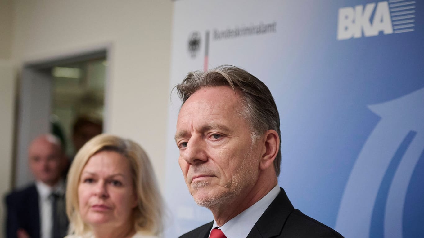 BKA-Chef Holger Münch und Innenministerin Nancy Faeser (SPD): Das Bundeskriminalamt stellt sich auf 720.000 Verdachtsmeldungen jährlich ein – aber bisher kommt fast nichts.
