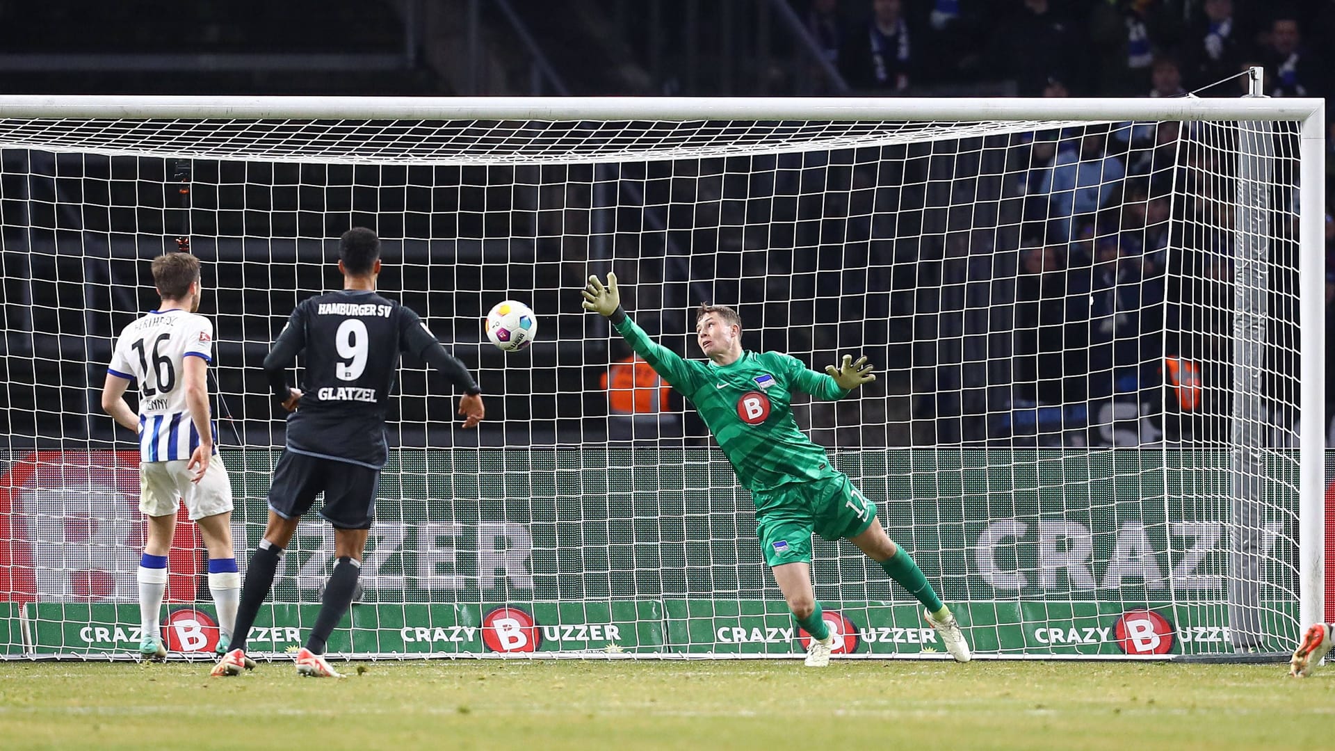 Hertha-Keeper Ernst ohne Chance: Das 2:1 für den HSV durch Reis.