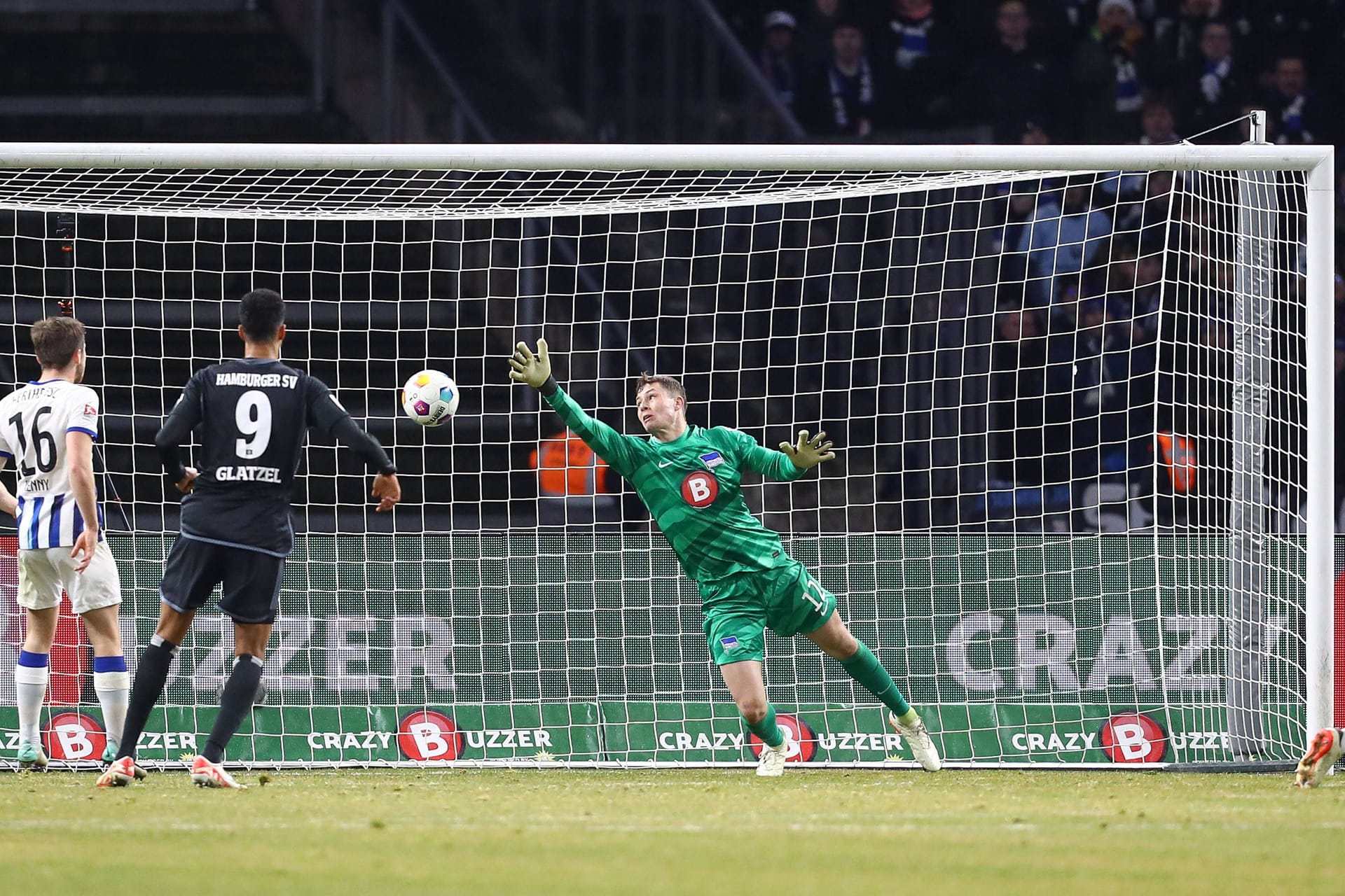 Hertha-Keeper Ernst ohne Chance: Das 2:1 für den HSV durch Reis.