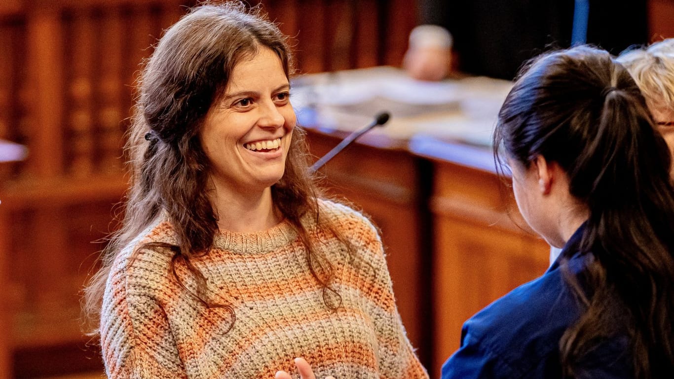 Ilaria Salis: Die Hauptangeklagte wird mit Hand- und Fußfesseln in den Gerichtssaal in Budapest geführt.