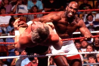 Teil der "goldenen Ära" der damaligen WWF: Virgil (r.) in einem Match gegen seinen Erzrivalen Ted DiBiase in den 80ern.