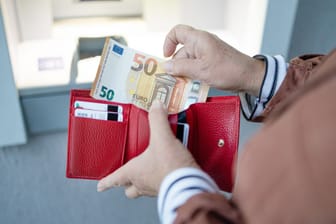 Geldbeutel (Symbolbild): Mit dem Rechner des Statistischen Bundesamts können Sie Ihr Gehalt vergleichen.