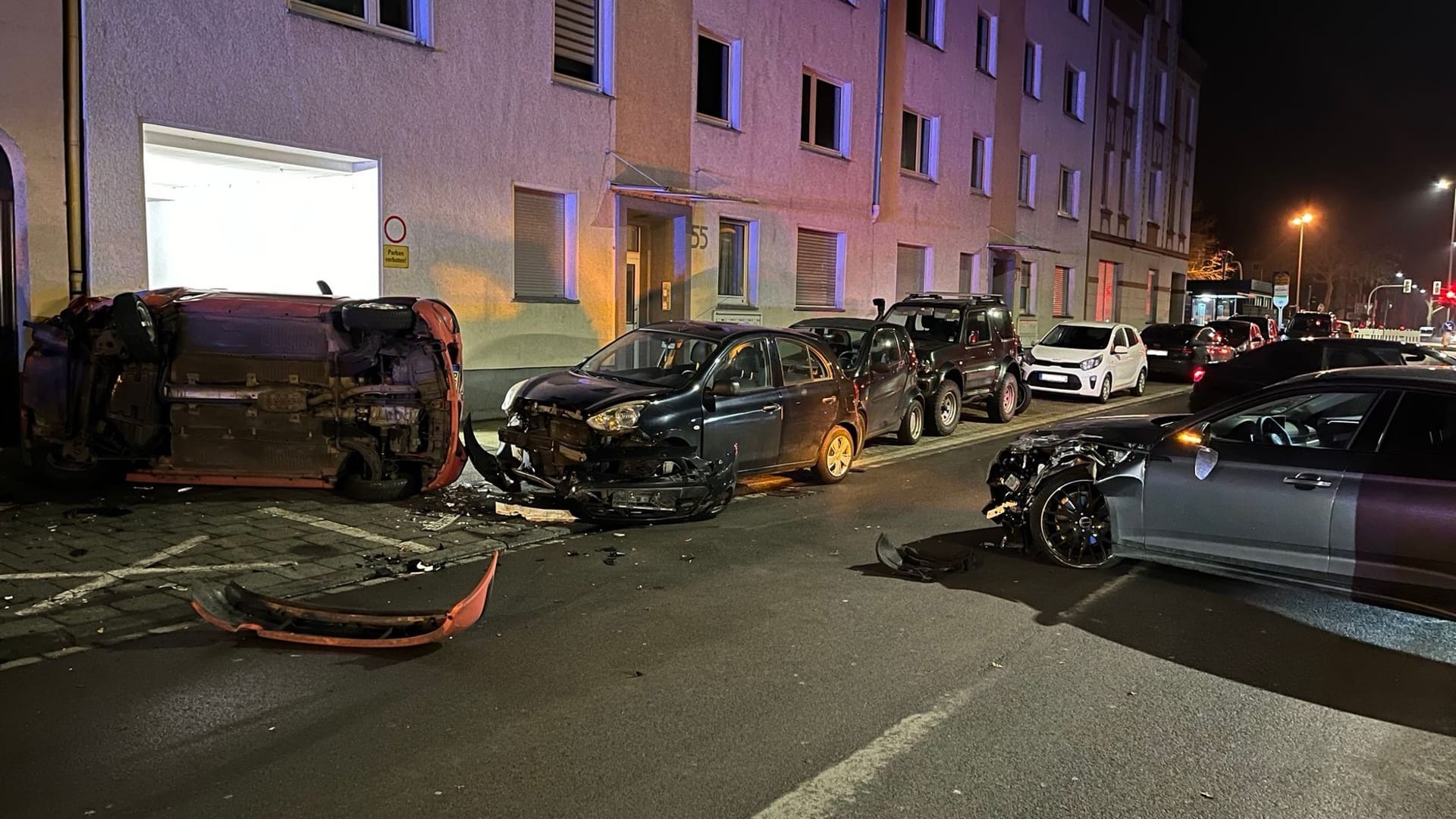 Alkoholisierter Fahrer beschädigt Autos und Hausfassaden Alkoholisierter Fahrer beschädigt Autos und Hausfassaden