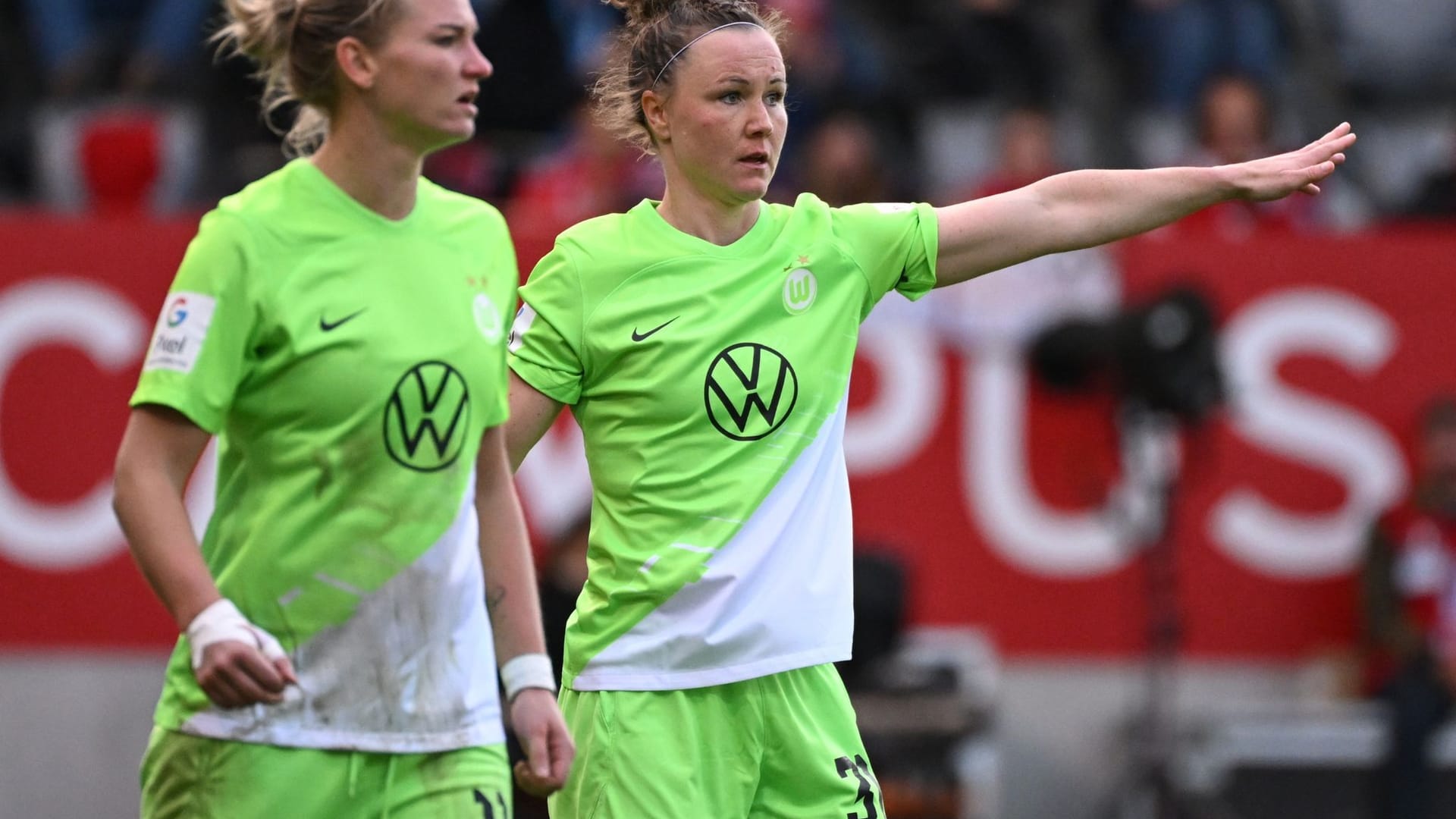 Alexandra Popp und Marina Hegering vom VfL Wolfsburg