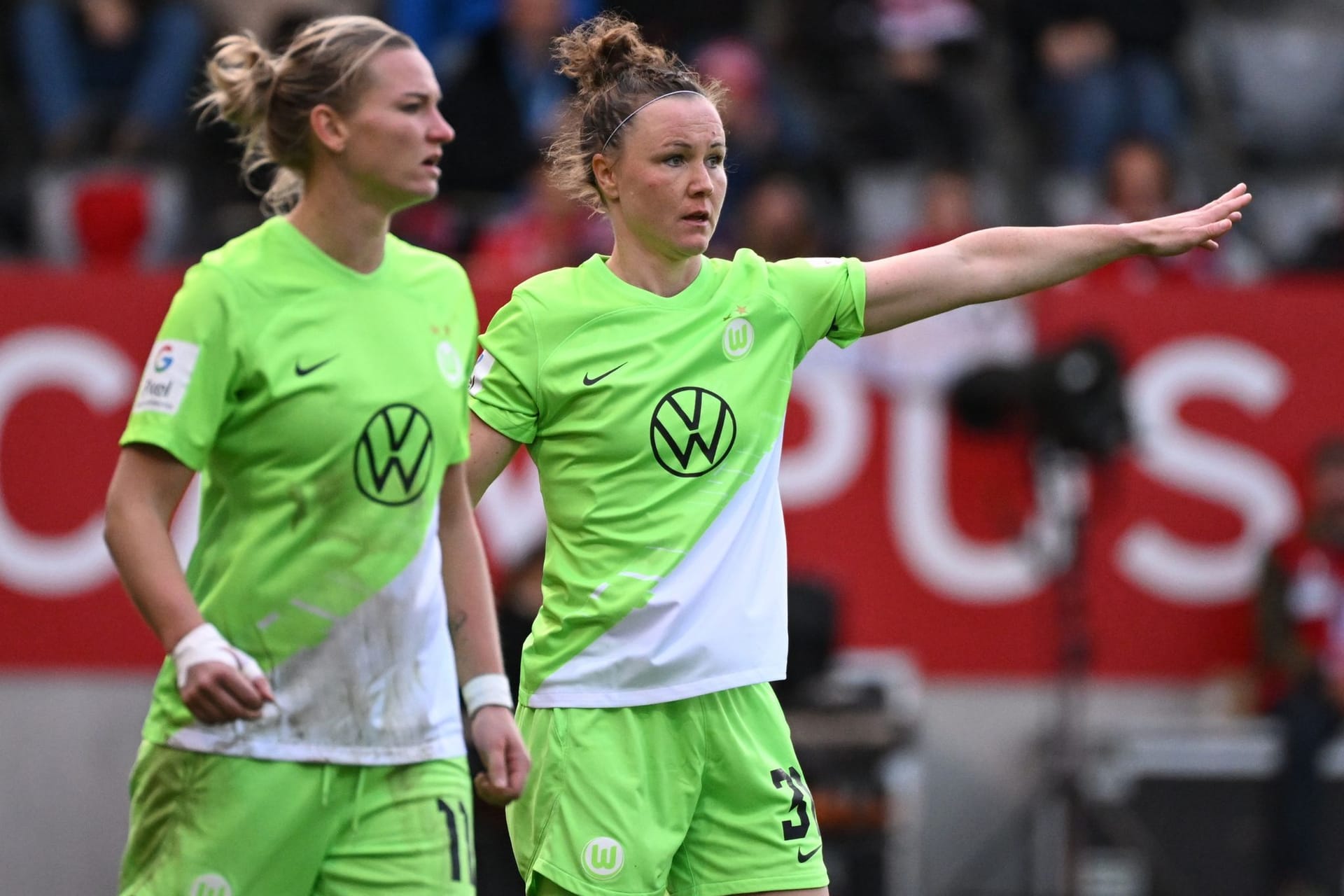 Alexandra Popp und Marina Hegering vom VfL Wolfsburg