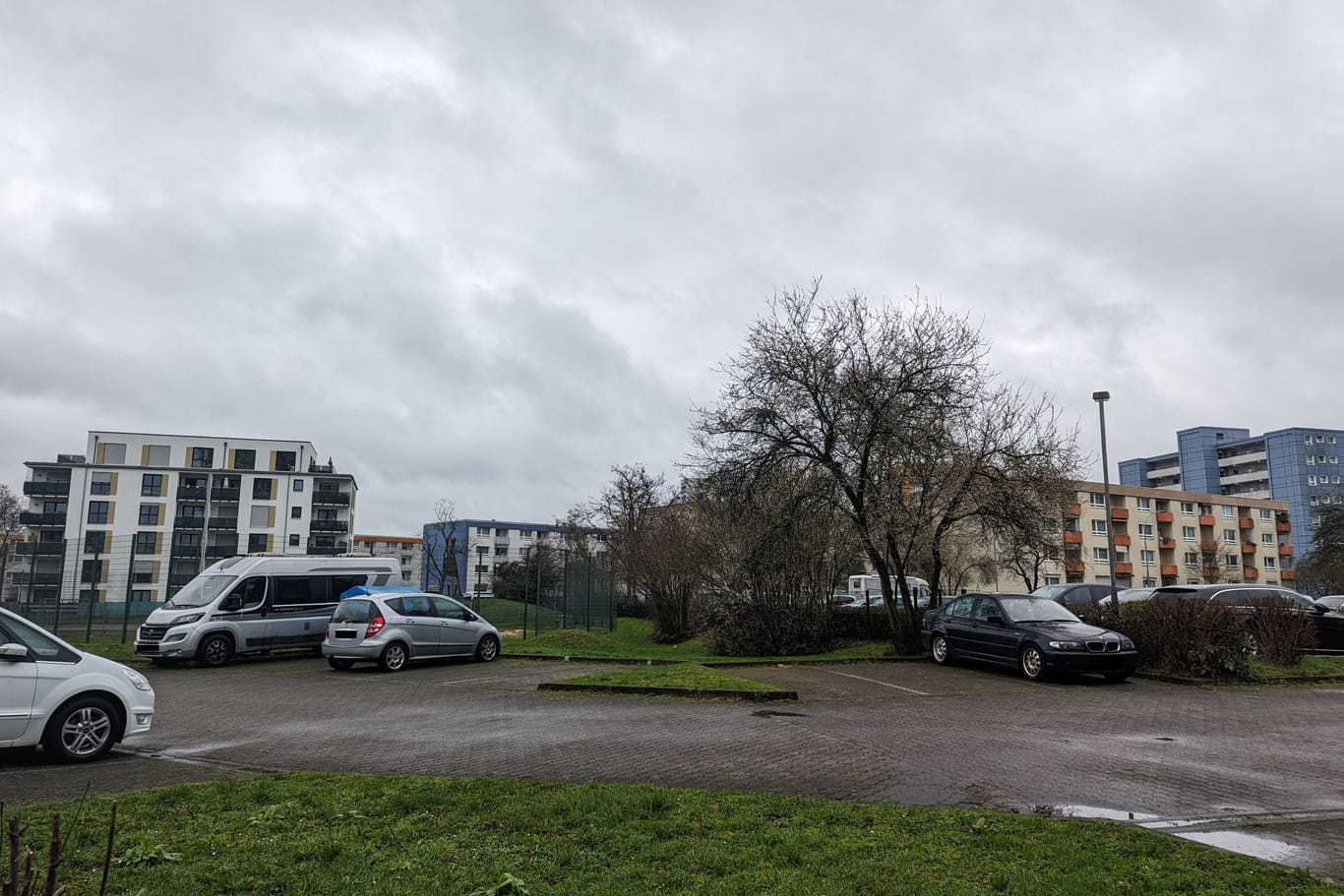 Dieser Parkplatz wird schon bald nicht mehr da sein – stattdessen sollen hier zwei Wohnhäuser stehen.
