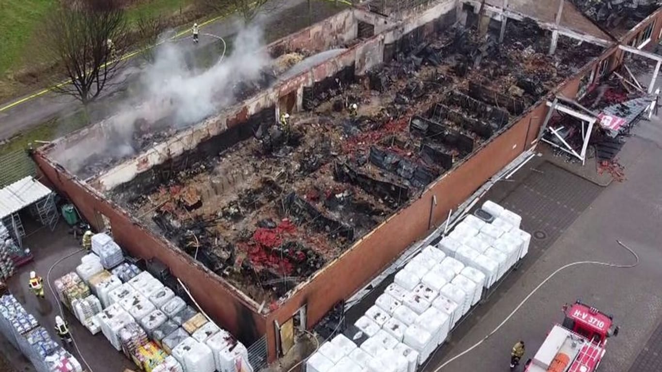 Rauch steigt aus der Ruine des Baumarktes: Es entstand ein Schaden in Millionenhöhe.
