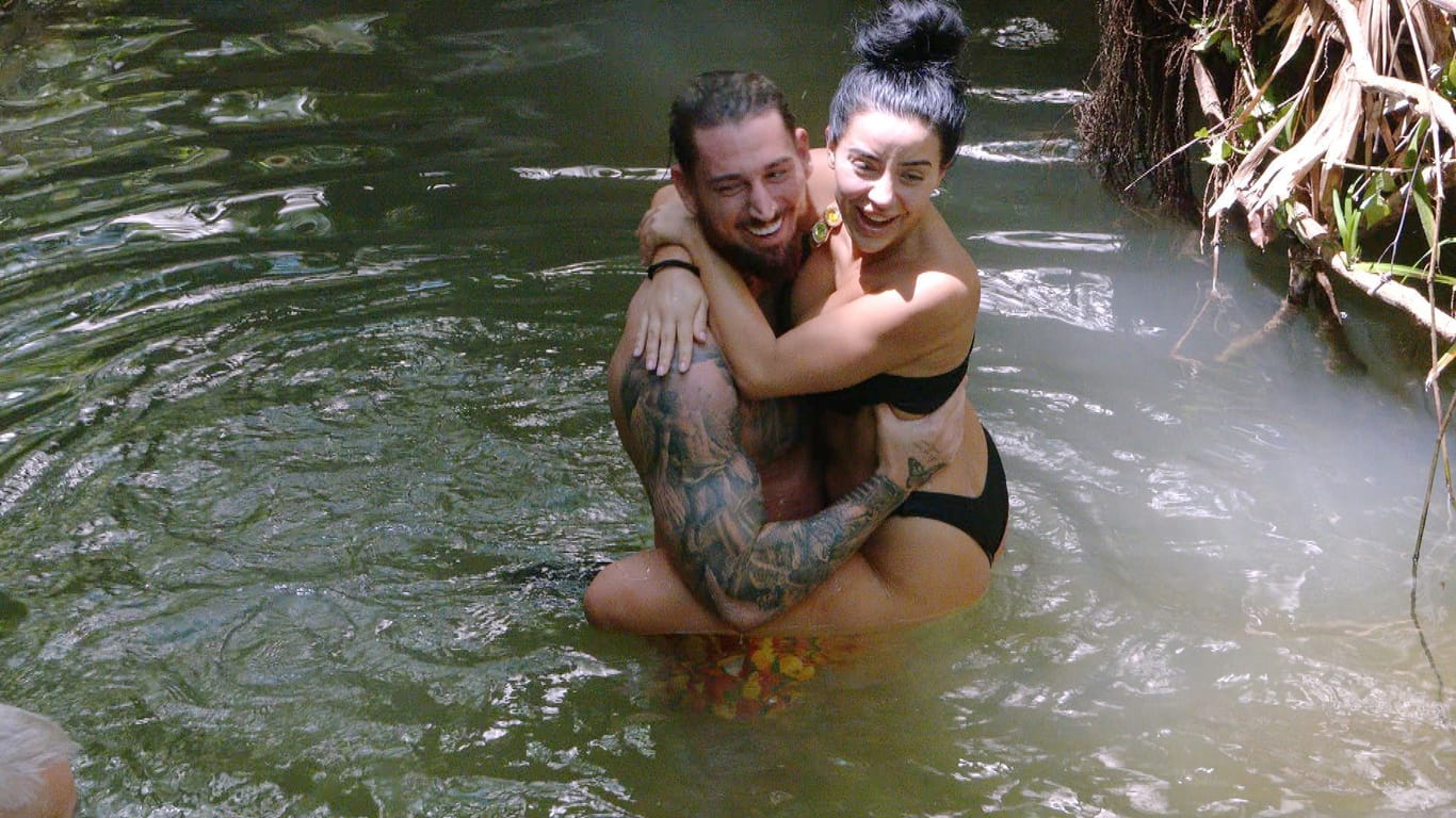 Mike Heiter und Leyla Lahouar gönnen sich ein Bad im Dschungelcamp-Teich.