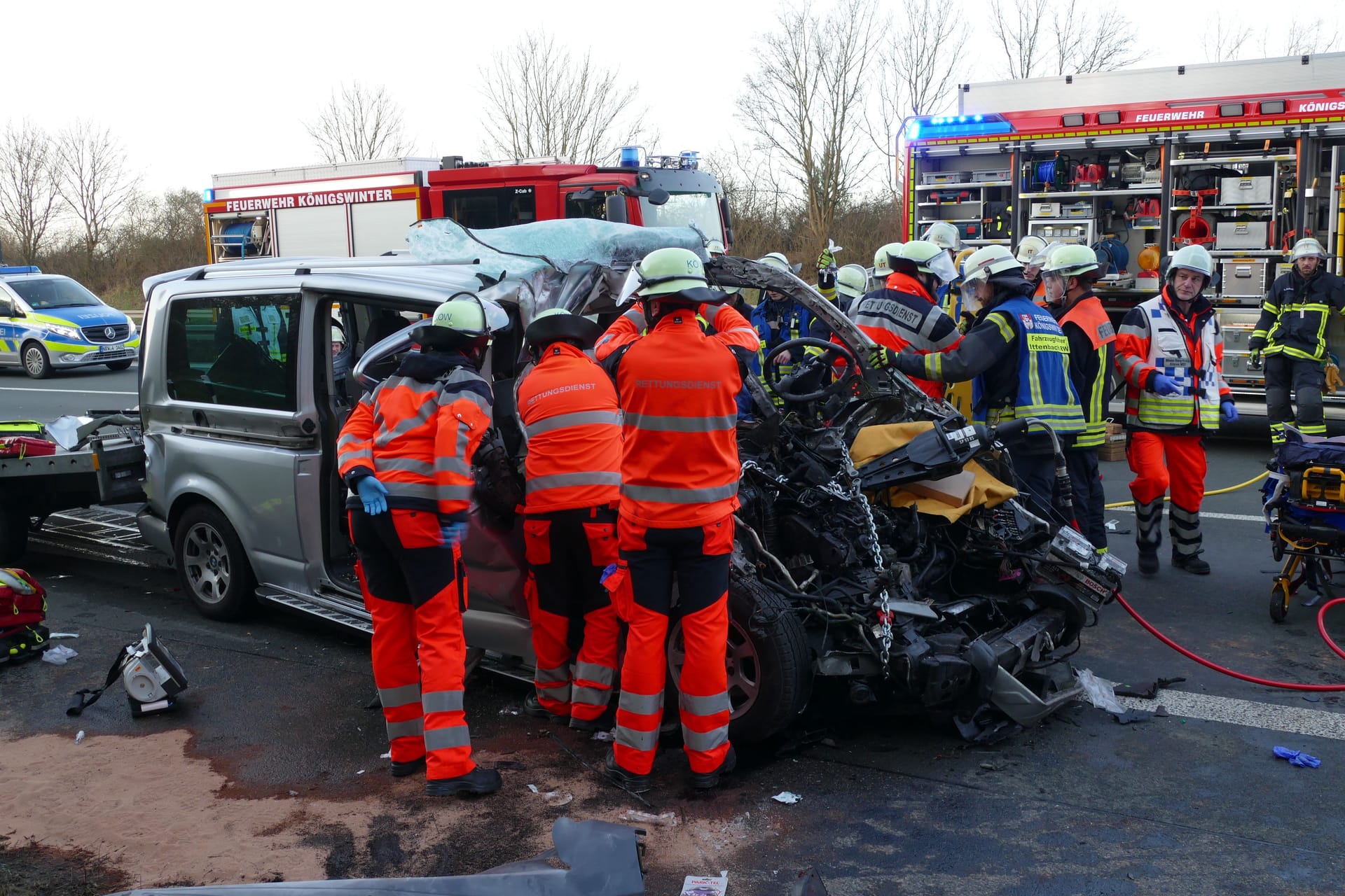 Feuerwehrleute befreiten eine Person aus dem komplett demolierten Wagen.