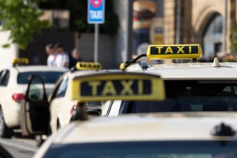 Wartende Taxis am Bahnhof Dammtor: Immer mehr Kunden wünschen sich, bei Bestellung eines Taxis einen Festpreis zu bekommen.