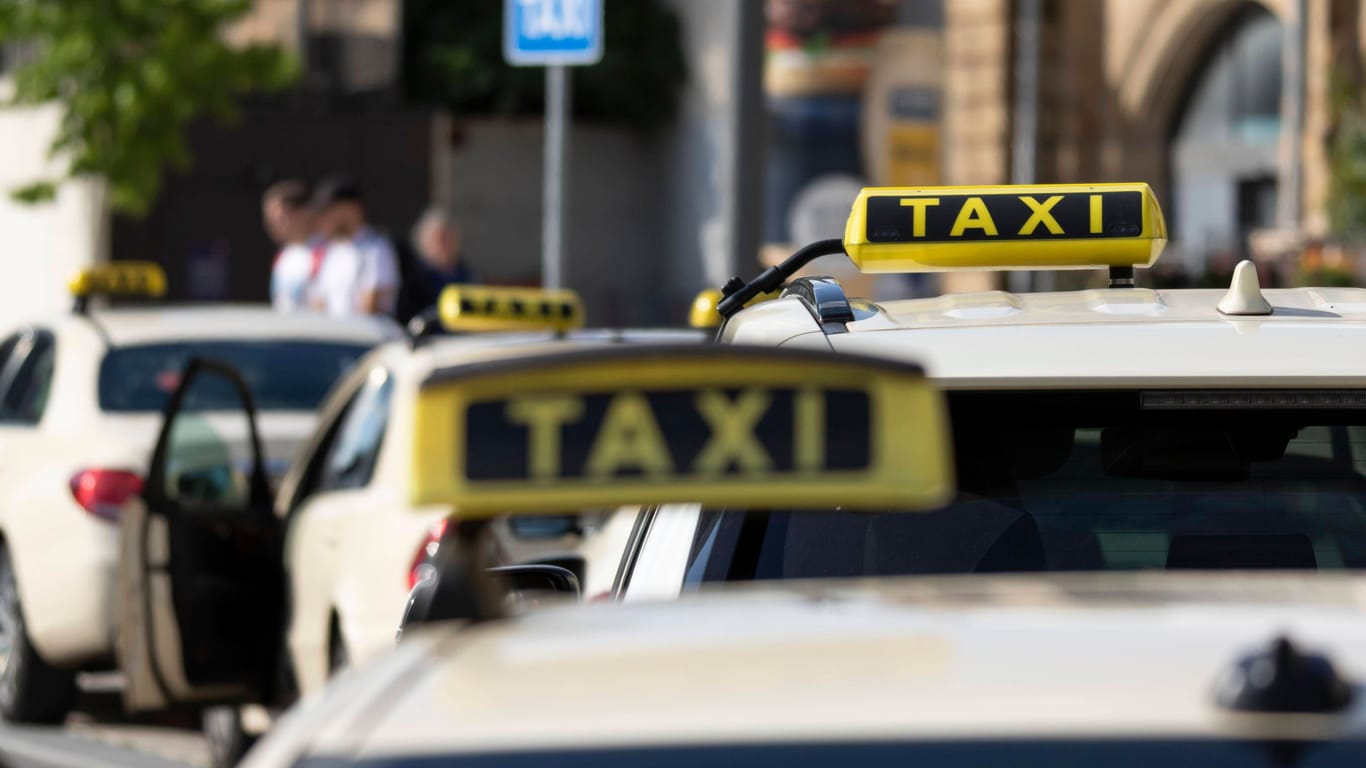 Wartende Taxis am Bahnhof Dammtor: Immer mehr Kunden wünschen sich, bei Bestellung eines Taxis einen Festpreis zu bekommen.