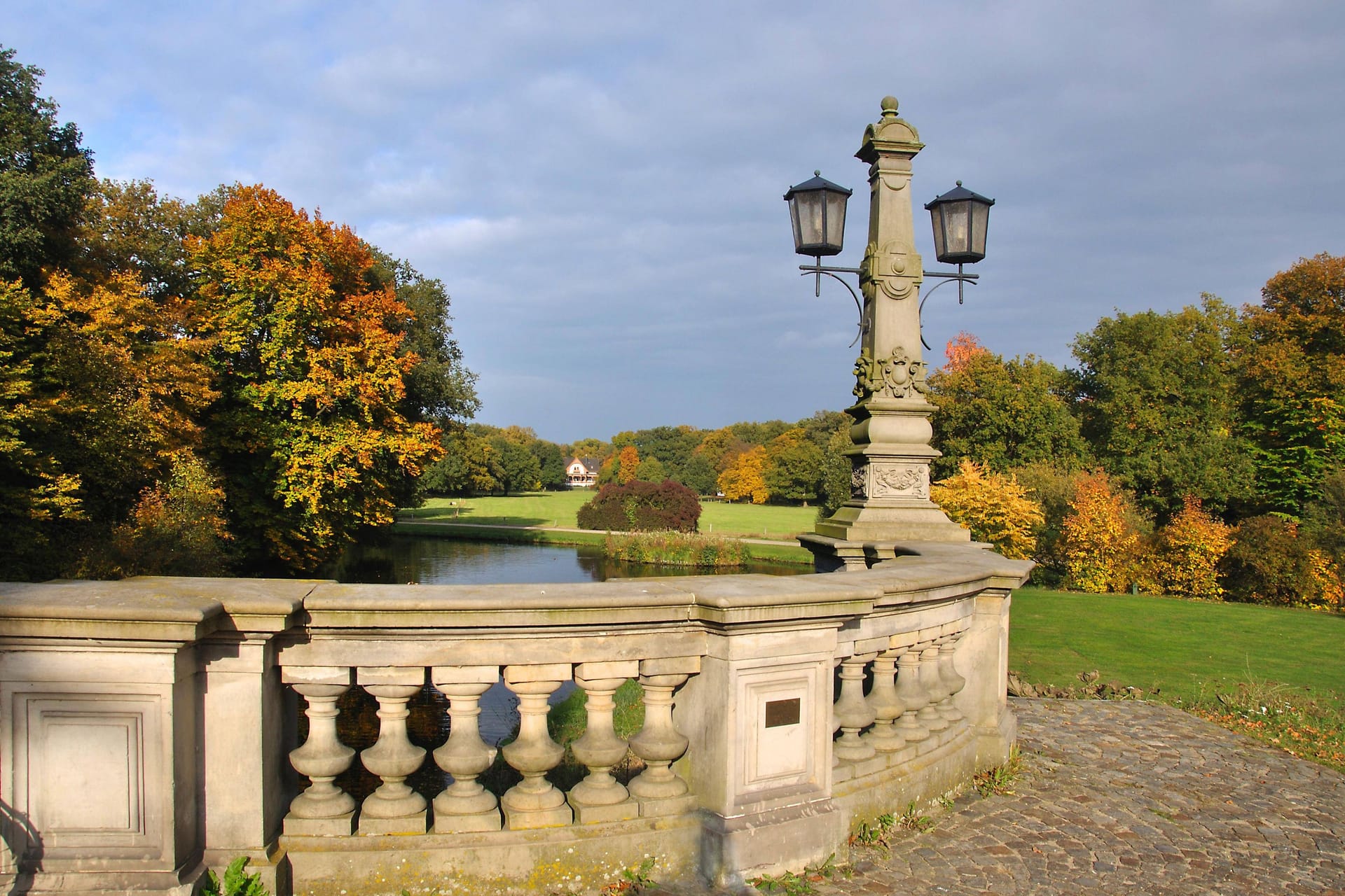 Der Bürgerpark in Bremen ist ideal für einen romantischen Spaziergang.