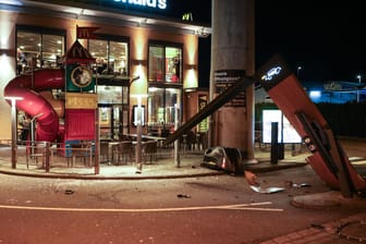 Zerstörter Torbogen der McDonald's-Filiale in Schwerte. Fahrer und Beifahrer blieben unverletzt