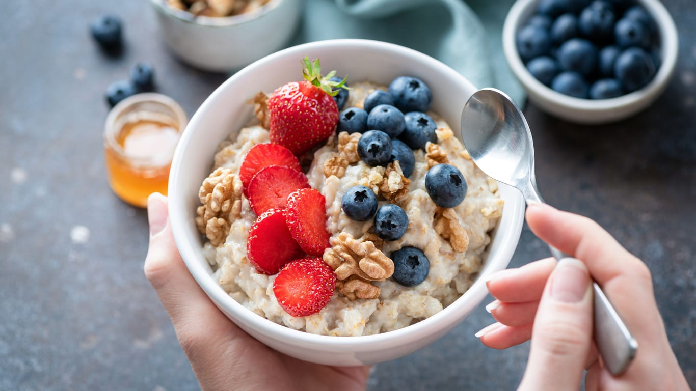 Porridge mit Beeren und Nüssen: Die Kombination enthält Ballaststoffe, Protein und Omega-3-Fettsäuren.