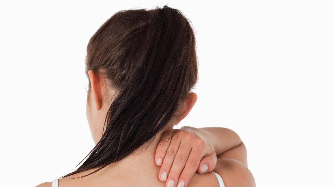 Eine Frau fasst sich an den Nacken (Symbolbild): Rücken-, Kopf- und Gelenkschmerzen gehören zu den häufigsten Arten chronischer Schmerzen.