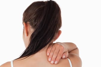Eine Frau fasst sich an den Nacken (Symbolbild): Rücken-, Kopf- und Gelenkschmerzen gehören zu den häufigsten Arten chronischer Schmerzen.