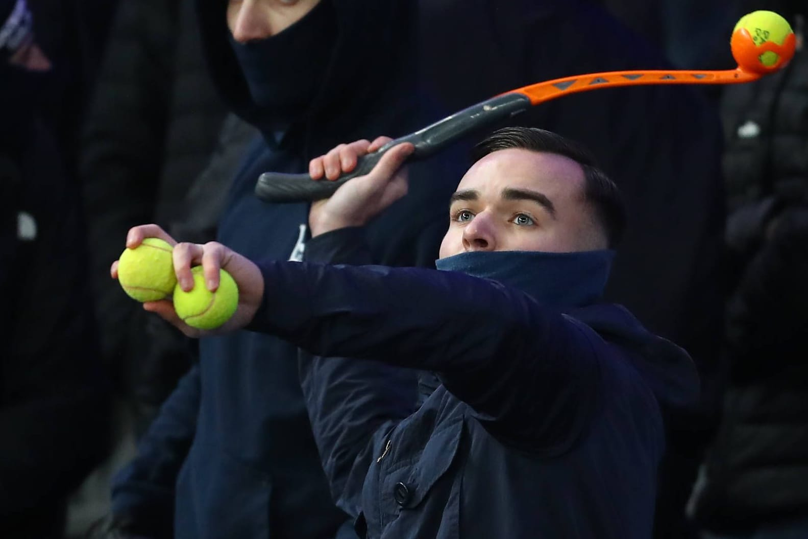 Fans von Hertha BSC warfen am Samstagabend Tennisbälle auf das Spielfeld – und sorgten für eine lange Unterbrechung.