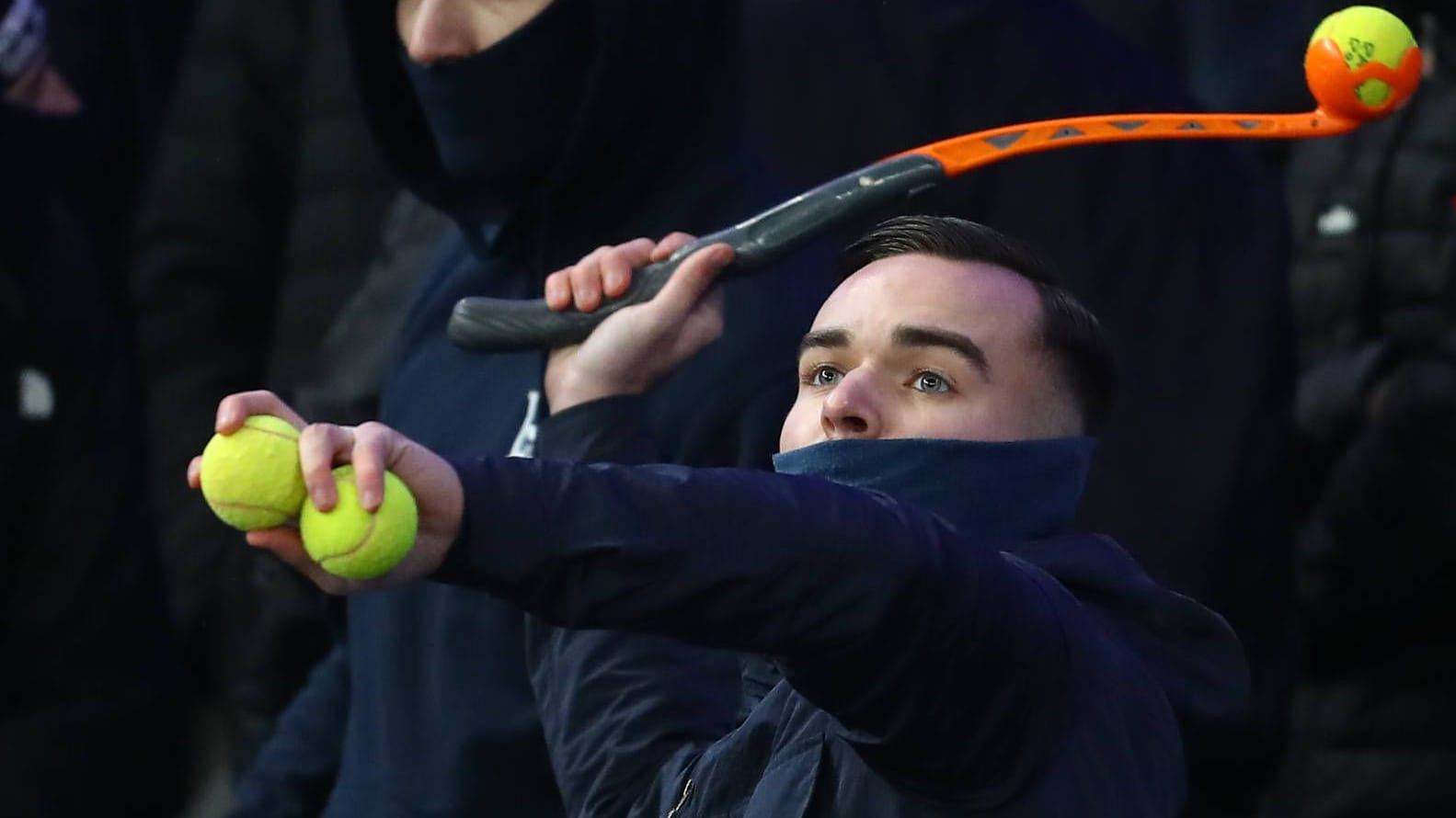 Fans von Hertha BSC warfen am Samstagabend Tennisbälle auf das Spielfeld – und sorgten für eine lange Unterbrechung.