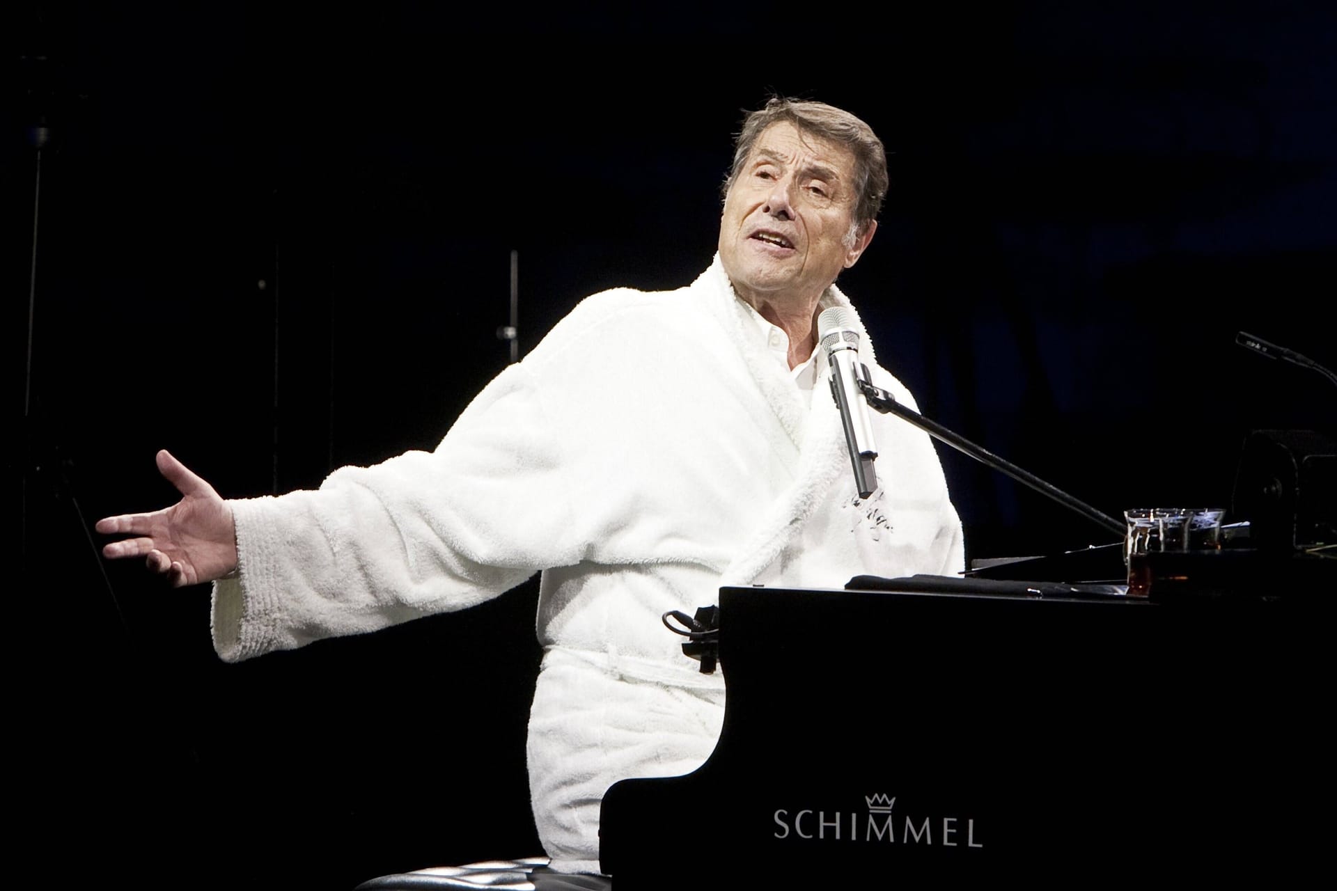 Udo Jürgens spielte seine Zugaben bei Konzerten meist im weißen Bademantel.