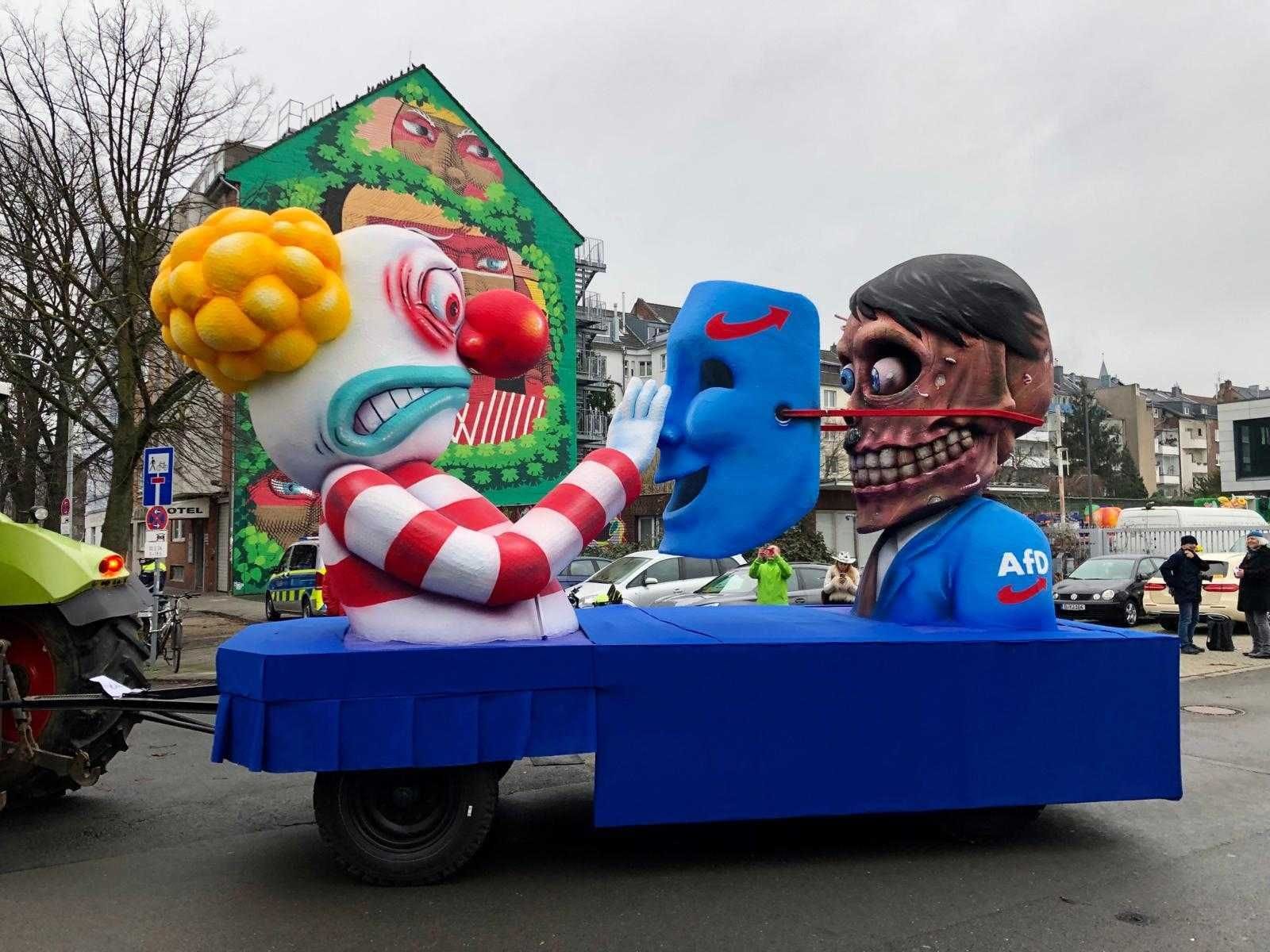 Bei der AfD fällt die Maske und die Karnevalisten entdecken dahinter mit großer Ablehnung Adolf Hitler. Bei der AfD fällt die Maske und die Karnevalisten entdecken dahinter mit großer Ablehnung Adolf Hitler.