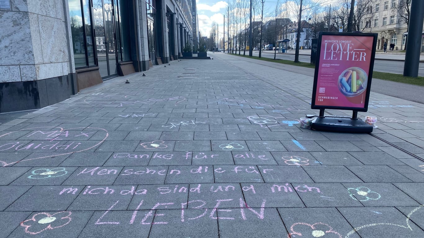 Viele liebe Botschaften in bunten Farben verzieren die Leopoldstraße.