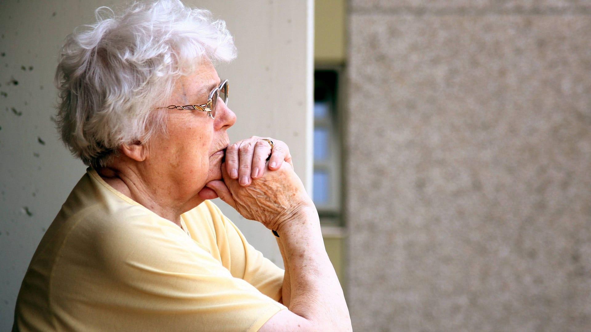 Seniorin in Neukölln (Symbolbild): In Berlin sind besonders Menschen über 80 betroffen.