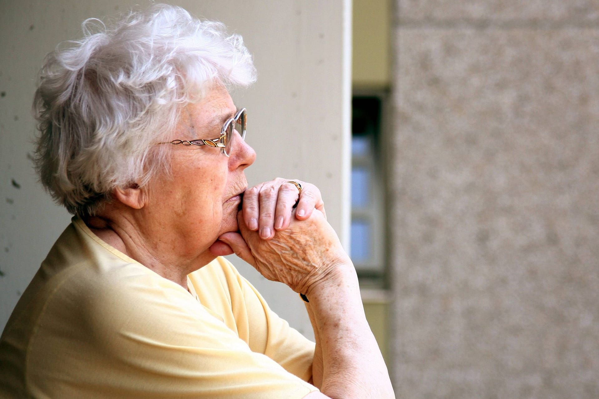 Seniorin in Neukölln (Symbolbild): In Berlin sind besonders Menschen über 80 betroffen.