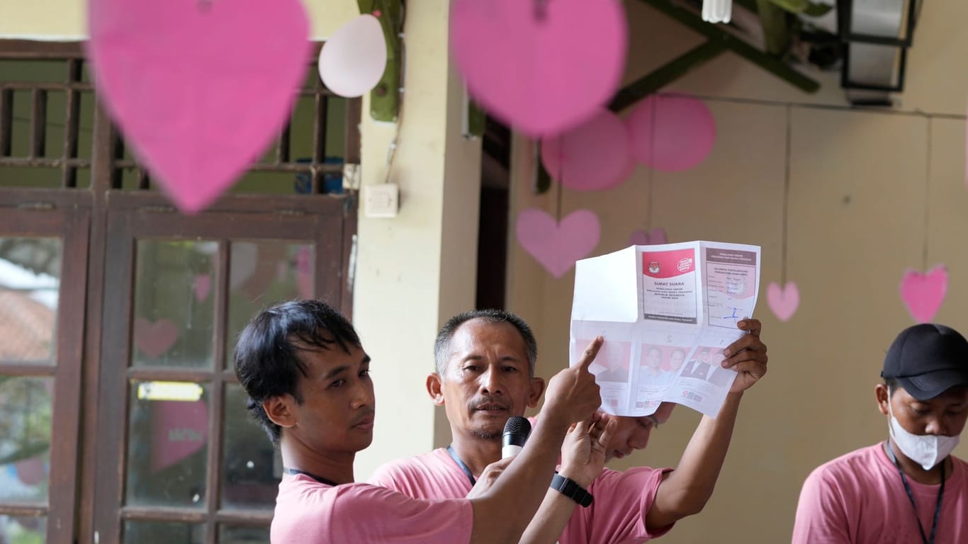 Wahlhelfer in Indonesien: Am Valentinstag fanden Präsidentschaftswahlen in dem Land statt.