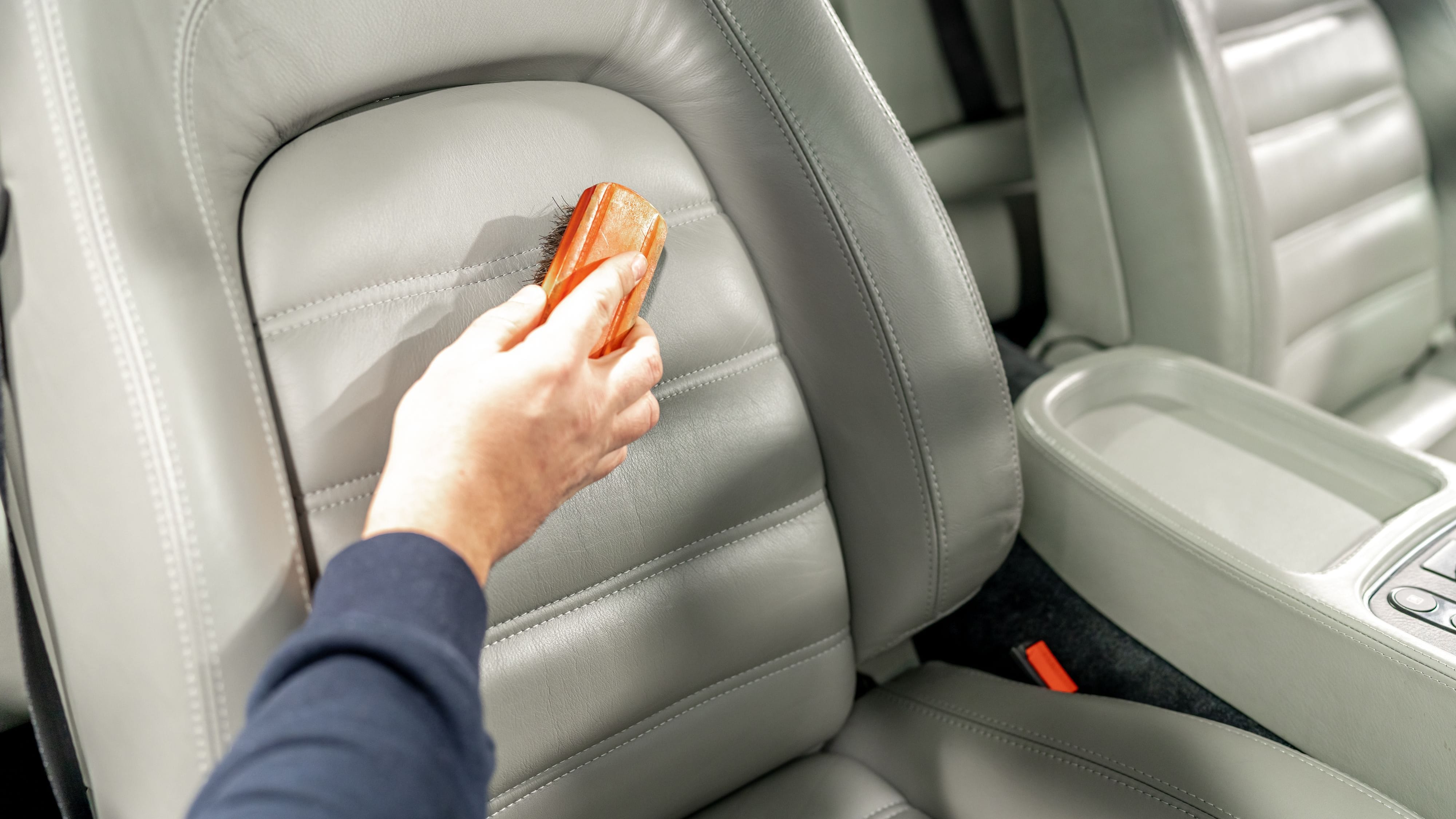 Wasserflecken aus Autositz entfernen: Hausmittel zur Reinigung der Polster