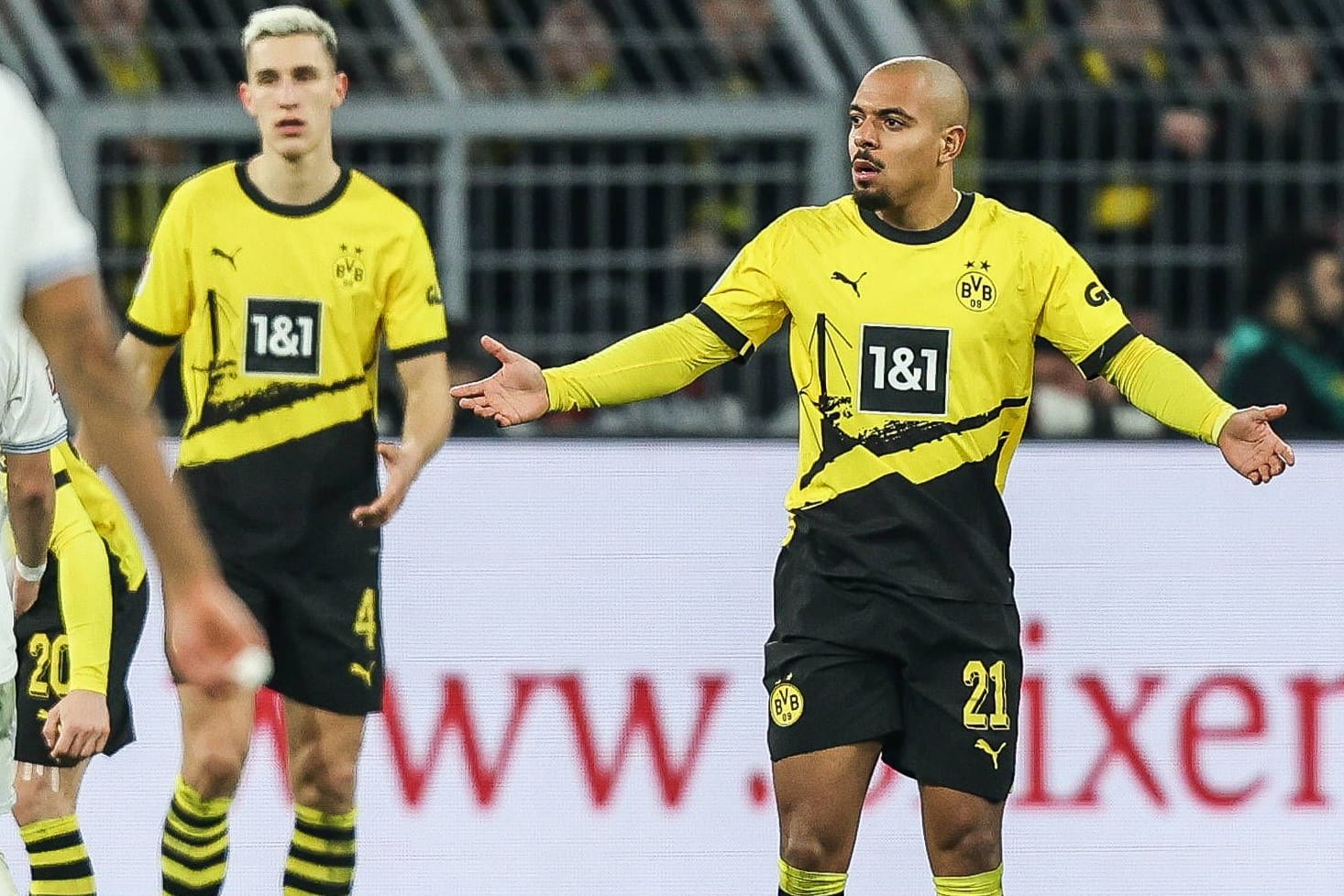 Donyell Malen will es nicht glauben: Der BVB verliert trotz 2:1-Führung gegen Hoffenheim.