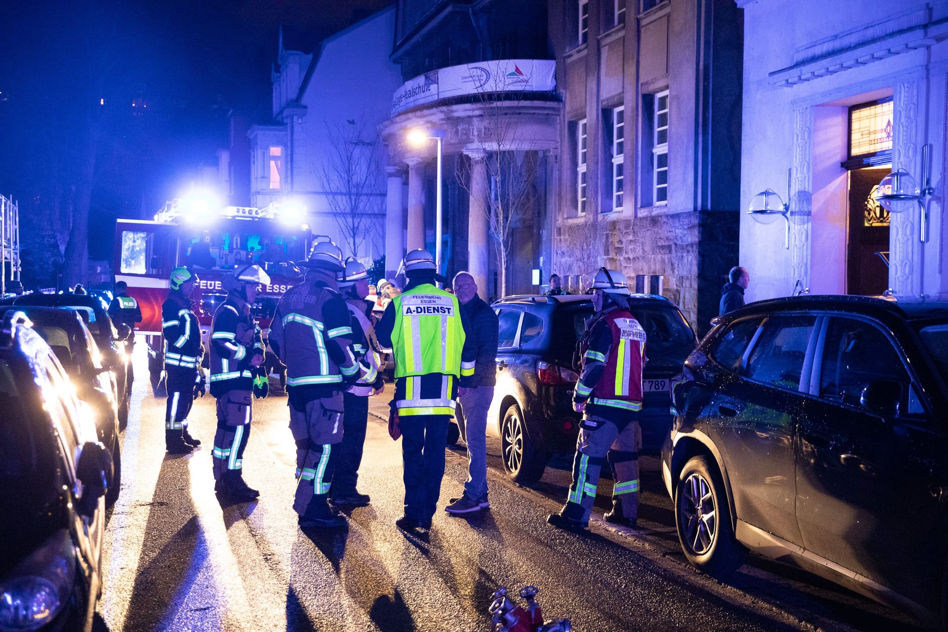 Mit Hochleistungslüftern mussten die betroffenen Wohnbereiche einer Essener Pflegeeinrichtung von der Feuerwehr entraucht werden.