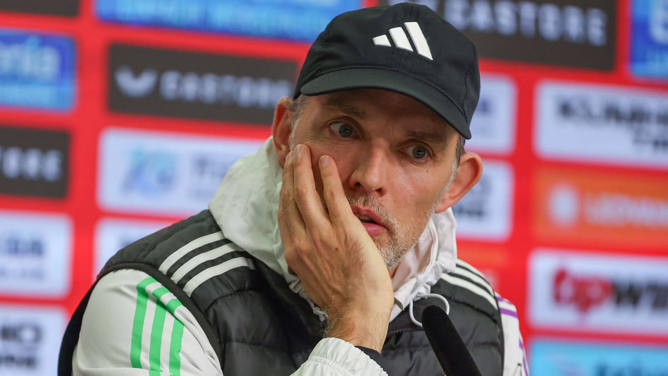 Nachdenklich: Bayern-Trainer Thomas Tuchel auf der Pressekonferenz nach dem 0:3 gegen Bayer Leverkusen.