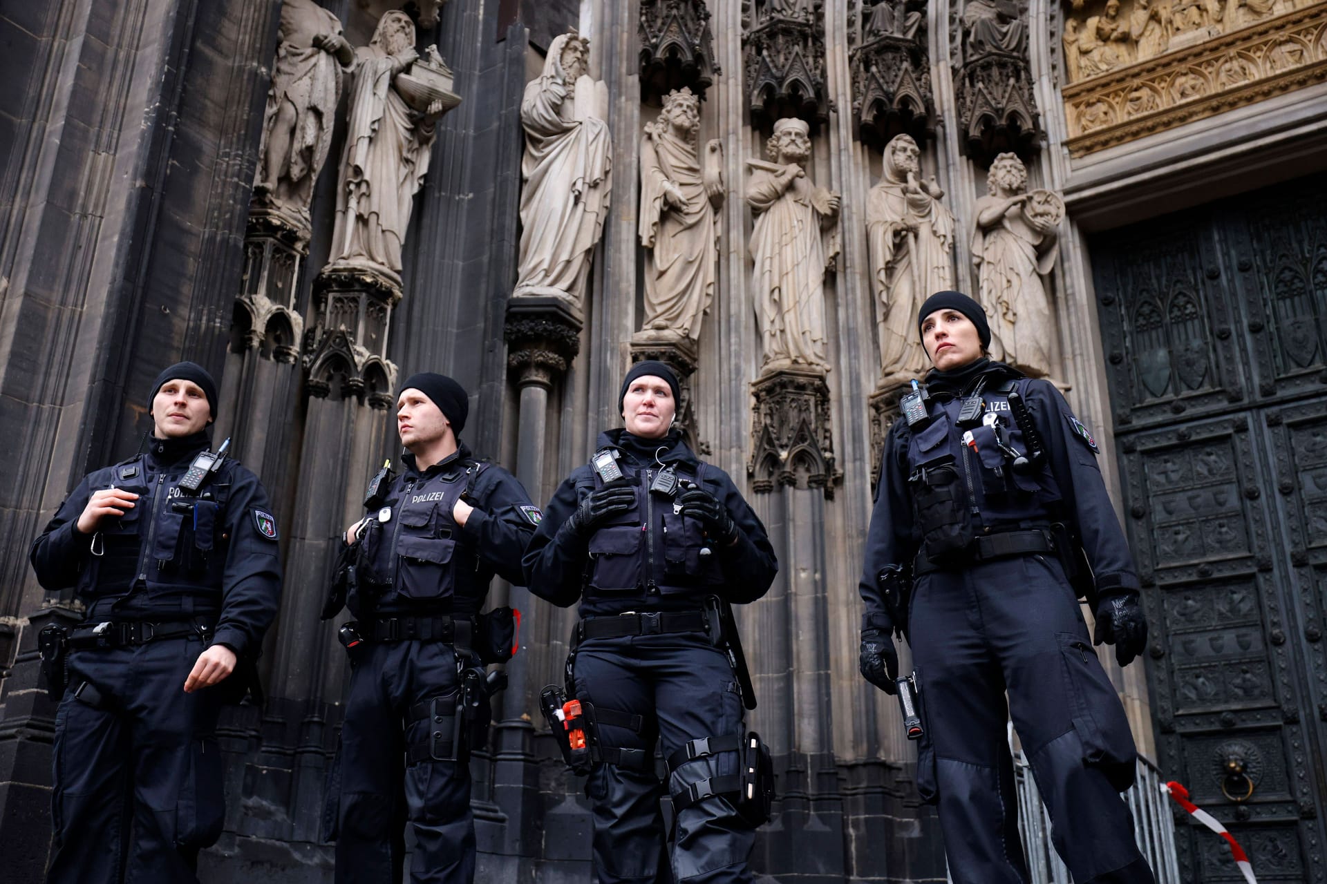 Terroralarm zu Weihnachten (Archivbild): Rund um den Kölner Dom waren Polizisten in Stellung gegangen.