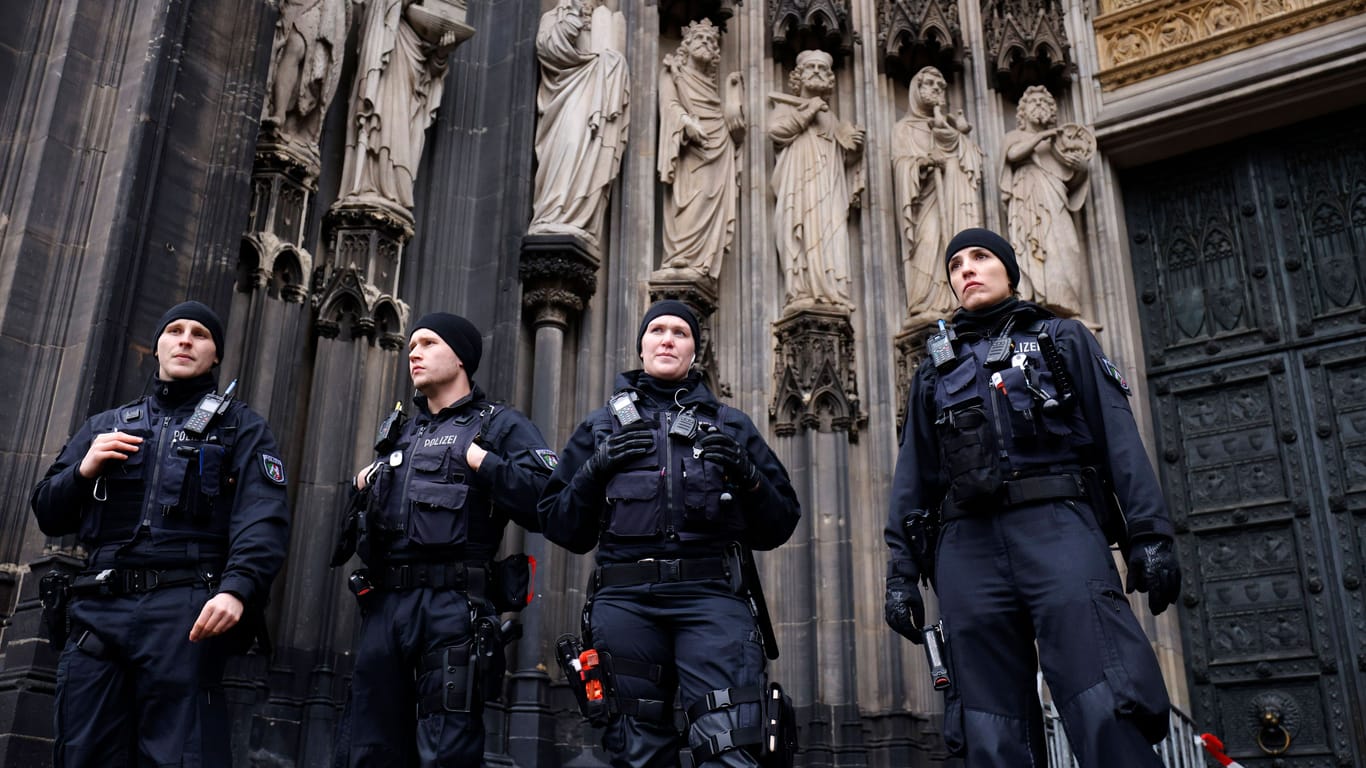 Terroralarm zu Weihnachten (Archivbild): Rund um den Kölner Dom waren Polizisten in Stellung gegangen.